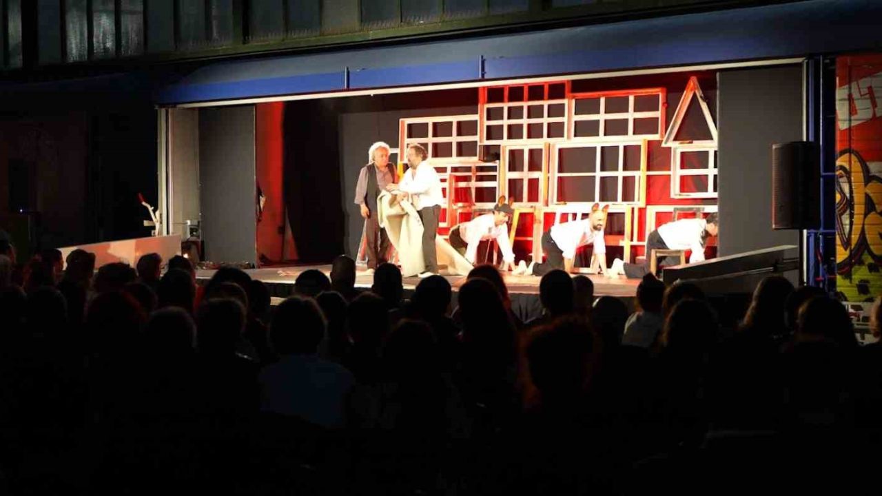 Bakan Uraloğlu: "13 farklı gar ve istasyonda toplam 25 tiyatro oyunu sahnelenecek"