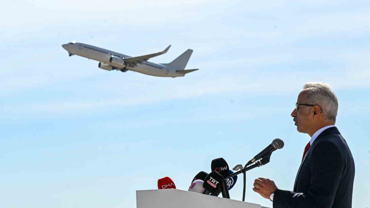 Bakan Uraloğlu: "Son 24 yılda havalimanlarımızın yıllık yolcu kapasitesini 55 milyondan 397,4 milyonun üzerine çıkardık"