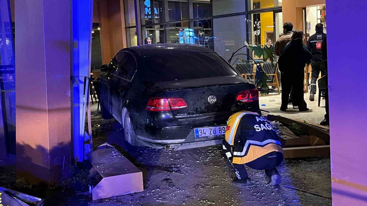 Bakırköy’de kontrolden çıkan araç kafeye daldı: 6 yaralı