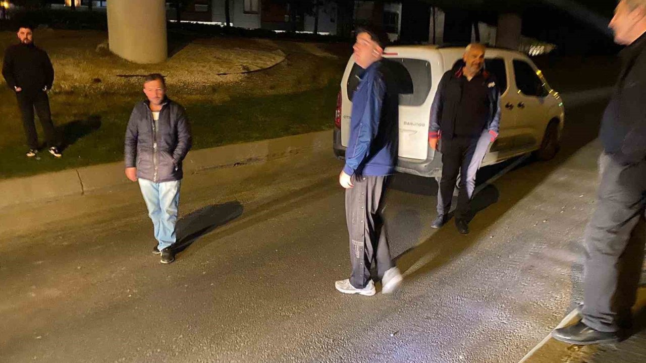 Bakırköy’de yolda kalan araç trafiği kilitledi: Yolcularla sürücü arasında tartışma kamerada