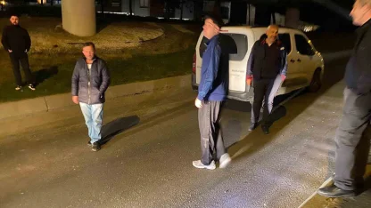 Bakırköy’de yolda kalan araç trafiği kilitledi: Yolcularla sürücü arasında tartışma kamerada