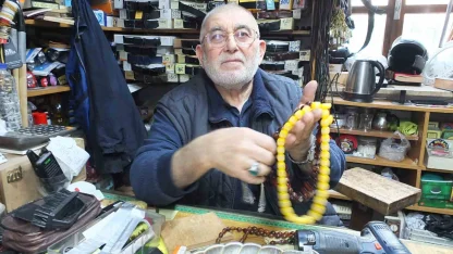 Balıkesir’de 71 yaşındaki Cevat Dede tespih dizerek para kazanıyor