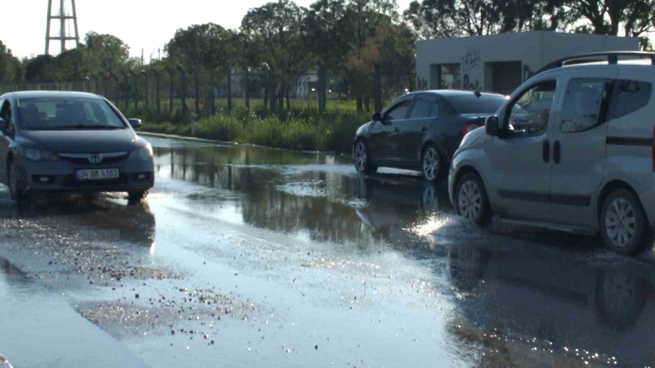Balıkesir’de sağanak nedeniyle arazileri sular bastı, rögarlar taştı