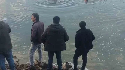 Baraj gölüne uçan otomobildeki sürücüyü ekipler kurtardı