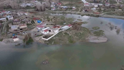 Baraj suları taştı, evler gölün ortasında kaldı