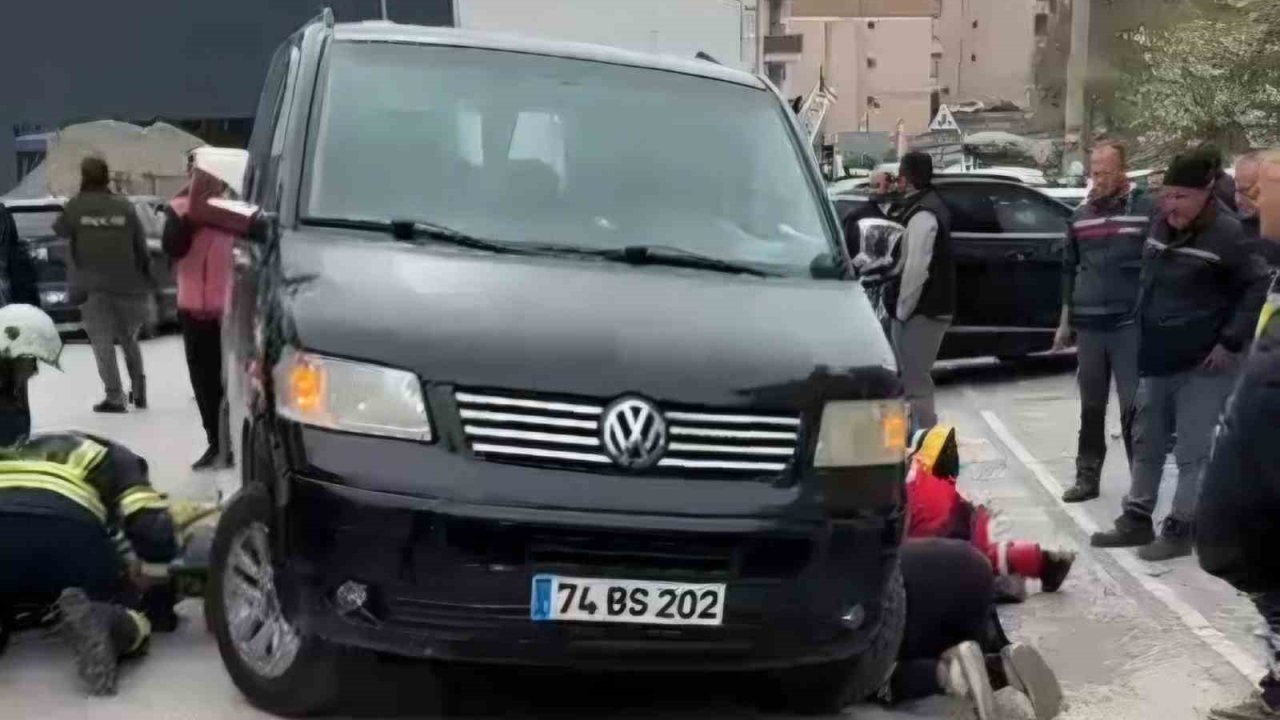 Bartın’da feci kaza: Aracın altında kalan kadını ekipler kurtardı