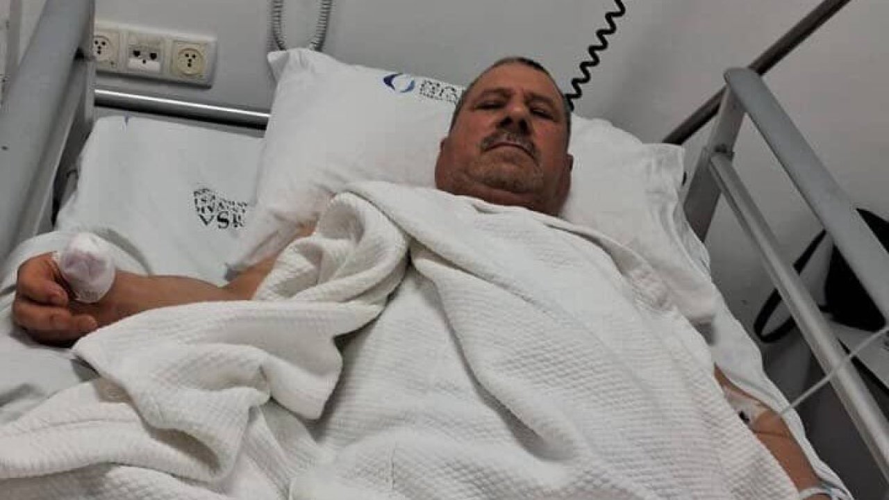 Başıboş köpeklerin saldırısına uğrayan adamın baş parmağı koptu