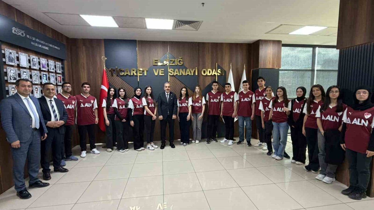 Başkan Alan sözünü tuttu: Öğrencilere formalarını hediye etti