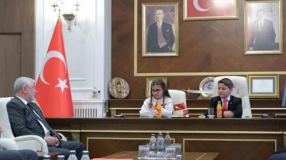 Başkan Aşgın koltuğu çocuklara emanet etti