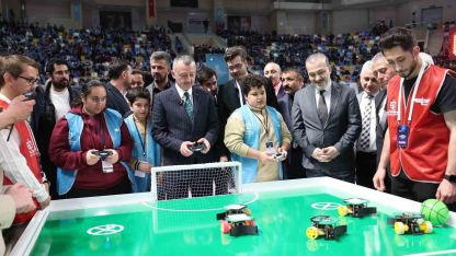 Başkan Büyükakın ve Kocaelisporlu futbolcular "robot futbolu" oynadı
