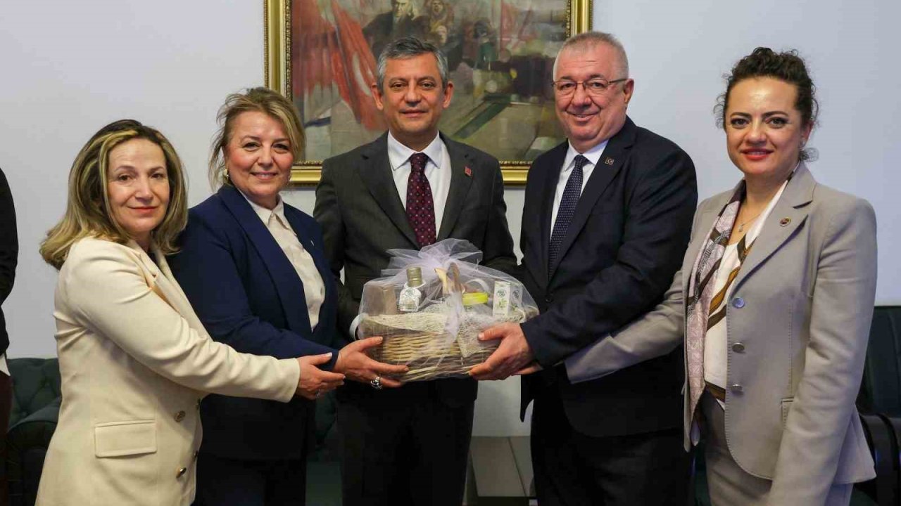 Başkan Ertaş ve Edremit heyeti CHP Lideri Özgür Özel ile buluştu