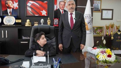 Başkan Hallaç, koltuğunu 10 yaşındaki Ebubekir’e devretti