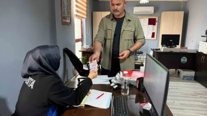 Başkan koruması bankamatikte bulduğu parayı zabıtaya teslim etti