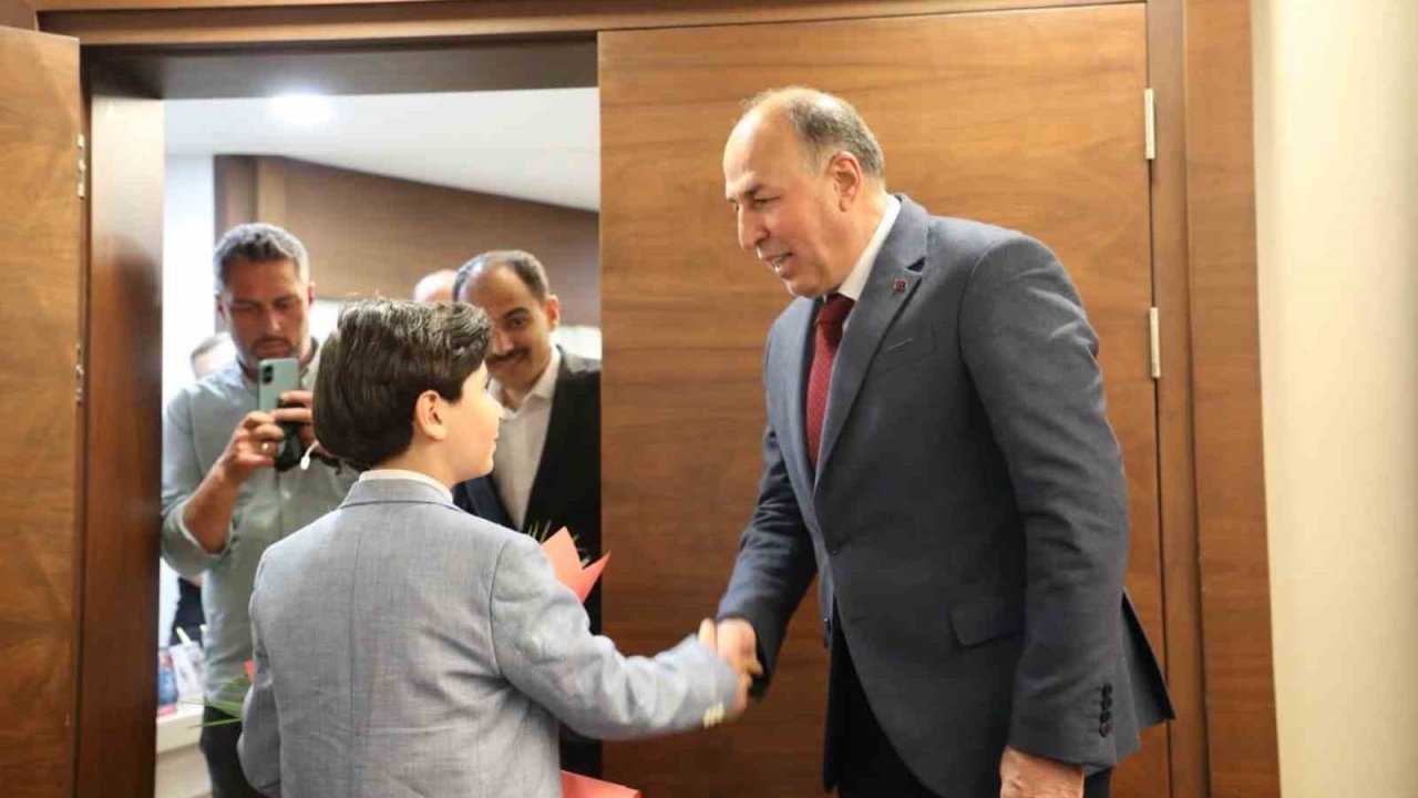 Başkan Şerif Arslan koltuğunu Harun Alp’e devretti