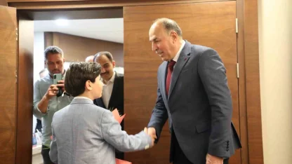 Başkan Şerif Arslan koltuğunu Harun Alp’e devretti