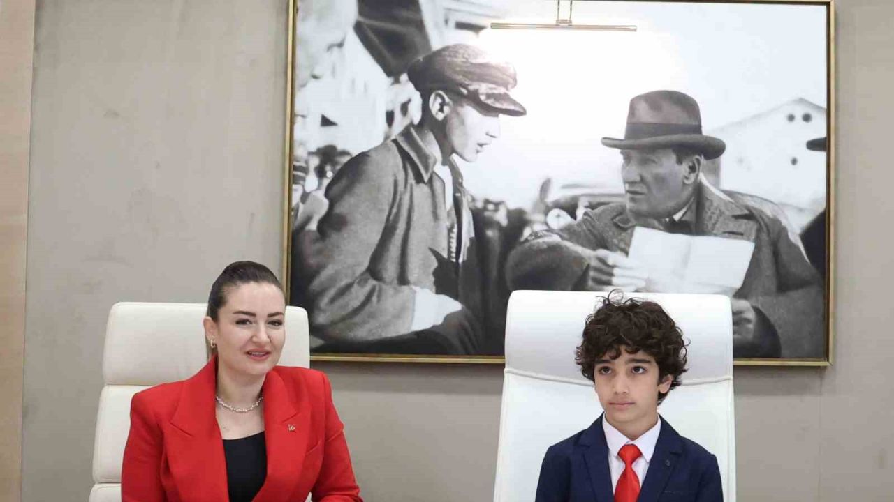 Başkan Vekili Özdemir, koltuğunu çocuk başkana devretti