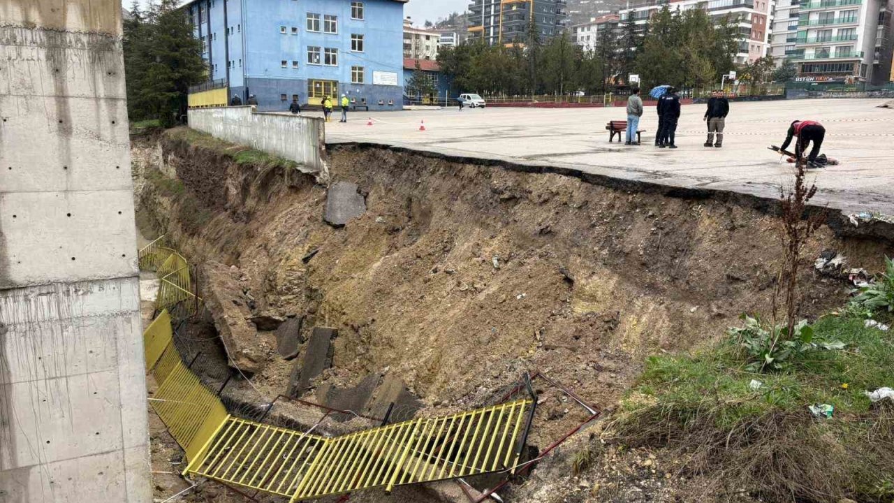 Başkentte sağanak etkili oldu: Dereler taştı, okulun istinat duvarı çöktü