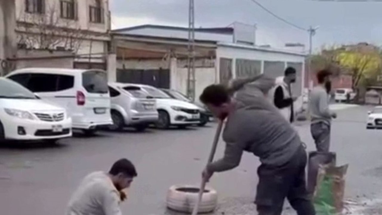 Batman’da esnaf yoldaki çukurları kendi imkanlarıyla kapatıyor