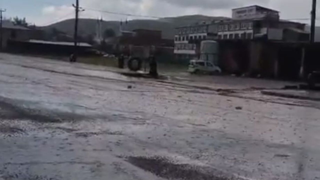 Baykan’da sağanak yağış etkili oldu: Yollar göle döndü