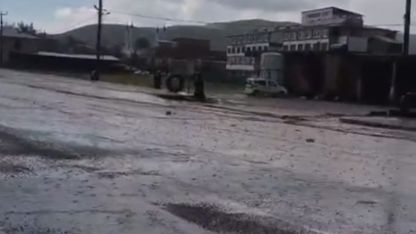 Baykan’da sağanak yağış etkili oldu: Yollar göle döndü