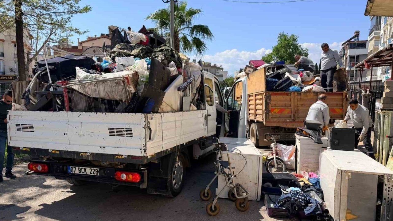 Belediye boşaltıyor, o dolduruyor: Daha önce 2 operasyonda 16 kamyon çöp çıkan evden 4 kamyon daha çöp çıktı