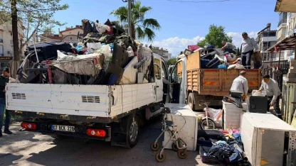 Belediye boşaltıyor, o dolduruyor: Daha önce 2 operasyonda 16 kamyon çöp çıkan evden 4 kamyon daha çöp çıktı