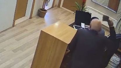 Belediye personeline satırla saldırı anı kamerada