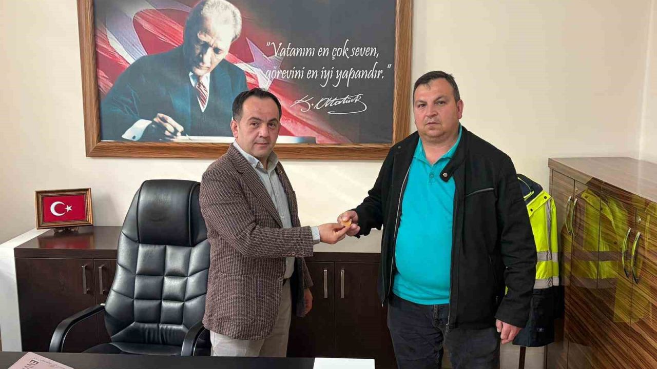 Belediye personelinin bulduğu 17,5 gram altın sahibine teslim edildi