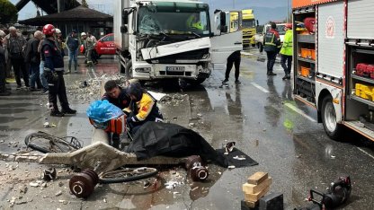 Beton direğin altında kalan bisikletli hayatını kaybetti