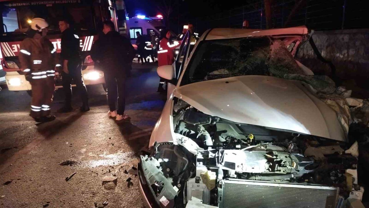 Beykoz’da servis minibüsü ile otomobil çarpıştı: 1’i ağır 12 yaralı