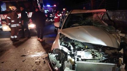 Beykoz’da servis minibüsü ile otomobil çarpıştı: 1’i ağır 12 yaralı