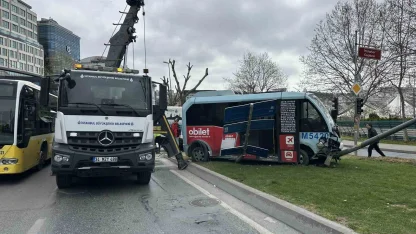 Beyoğlu’nda minibüs ile otomobil çarpıştı: 5 yaralı