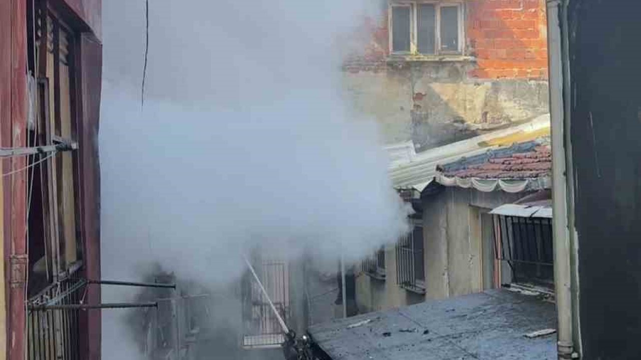 Beyoğlu’nda yangında mahsur kalan 2 kişi itfaiye ekiplerince kurtarıldı
