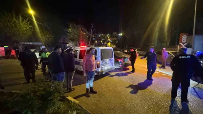 Bıçaklı kavgayı polis havaya ateş açarak sonlandırdı
