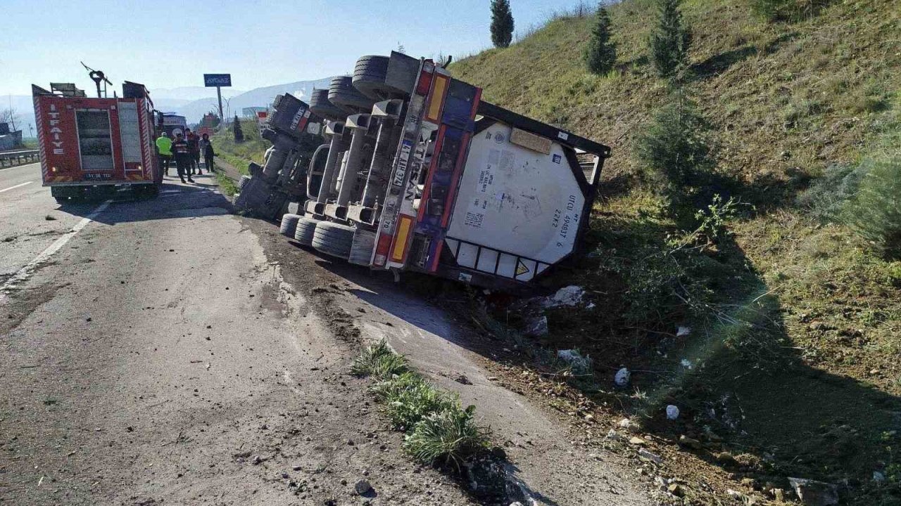 Bilecik’te kontrolden çıkan tır devrildi; sürücüsü yaralandı