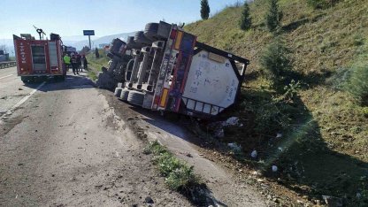 Bilecik’te kontrolden çıkan tır devrildi; sürücüsü yaralandı