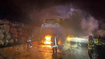 Bilecik’te seyir halindeki tır bir anda alev aldı