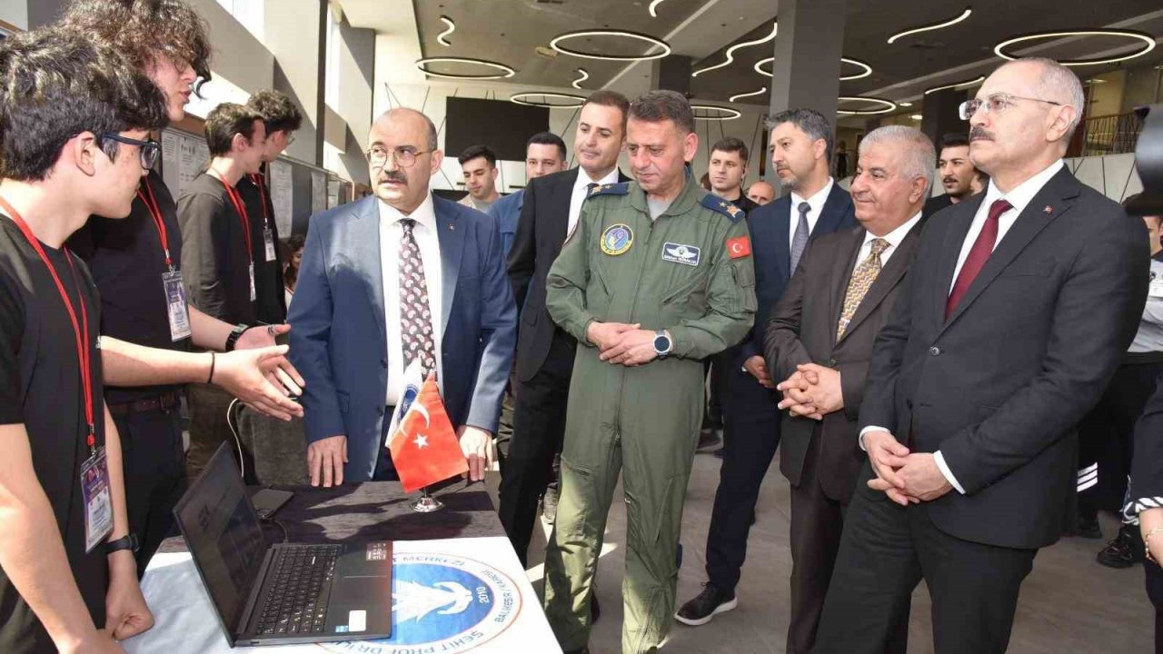 Bilimin kalbi Balıkesir’de attı: Bilim Fuarı yoğun katılımla açıldı