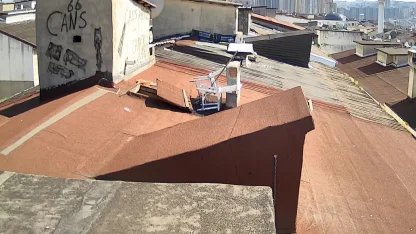 Binaların çatılara çıkan adam asansör parçalarını çaldı