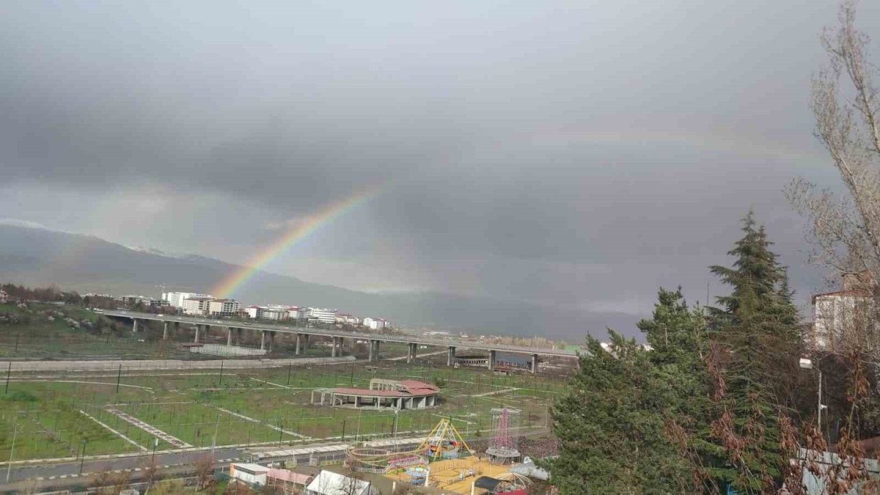 Bingöl’de gökkuşağı görsel şölen oluşturdu