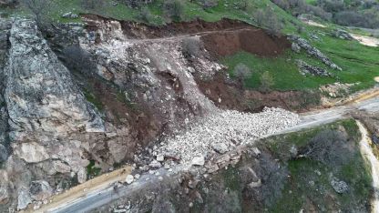 Bingöl’de heyelan yolu kapattı