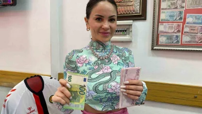 Bir anlık dalgınlıkla verilen 100 euro’yu müşteri geri getirdi