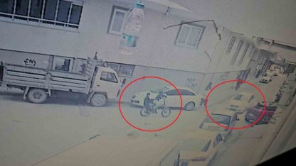Bisikletli çocuklar otomobille böyle çarpıştı, kaza anı kamerada