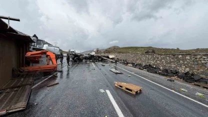 Bitlis’te iş makinesi ile tır çarpıştı: 1’i ağır 3 yaralı