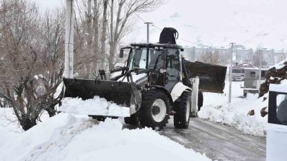 Bitlis’te Nisan ortasında kar mesaisi devam ediyor