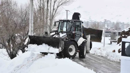 Bitlis’te Nisan ortasında kar mesaisi devam ediyor