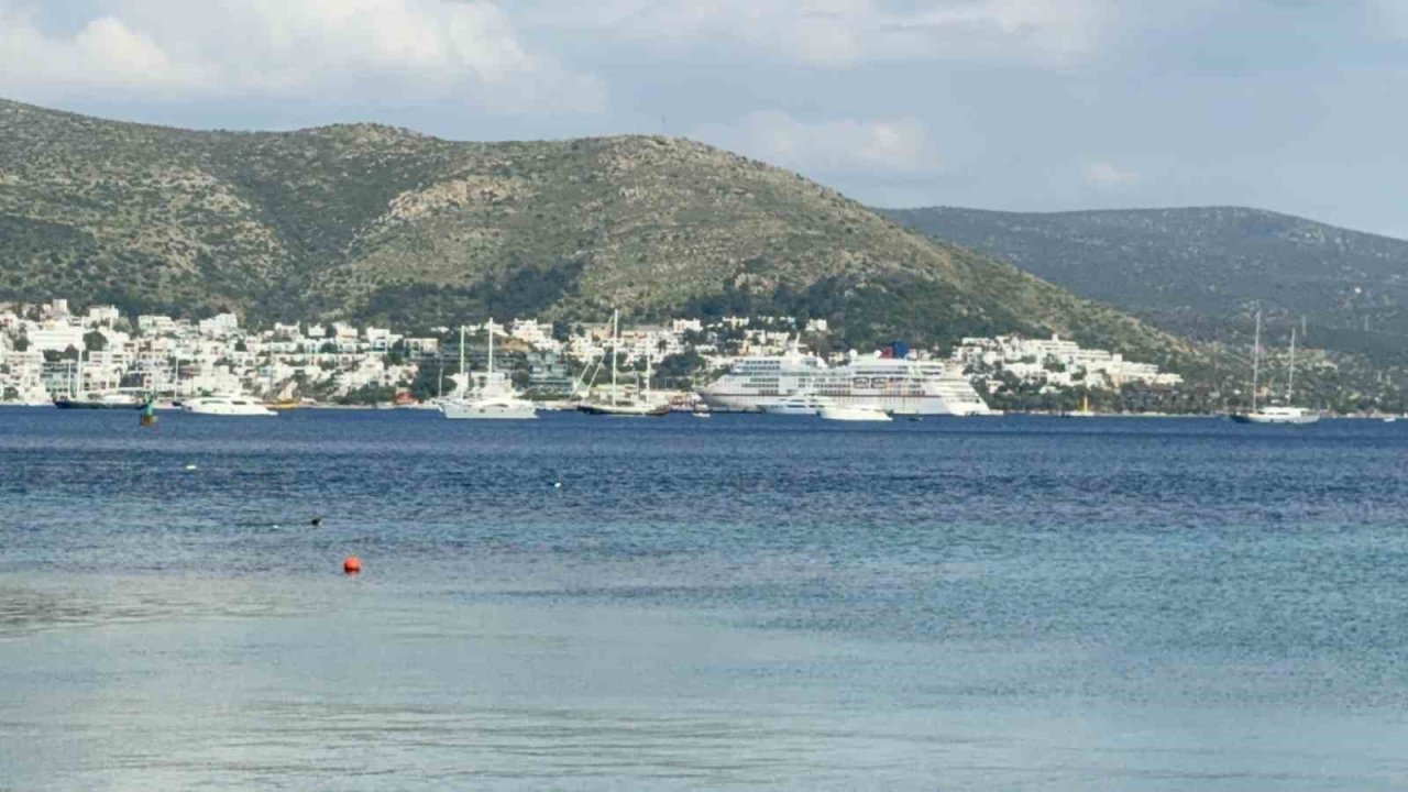 Bodrum Limanı’nda dev yolcu gemisi hareketliliği: 357 turist ilçeye ayak bastı