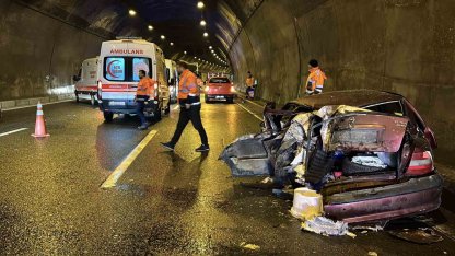 Bolu Dağı Tüneli’nde tırla çarpışan otomobil hurdaya döndü: 5 yaralı