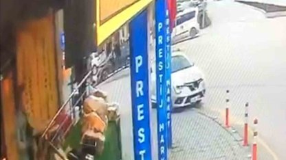 Bolu’da aydınlatma direğine çarpan otomobil kamerada