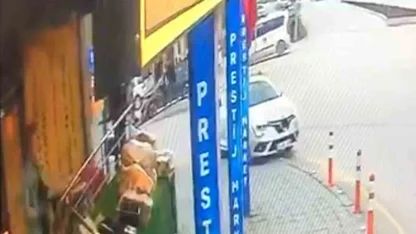 Bolu’da aydınlatma direğine çarpan otomobil kamerada